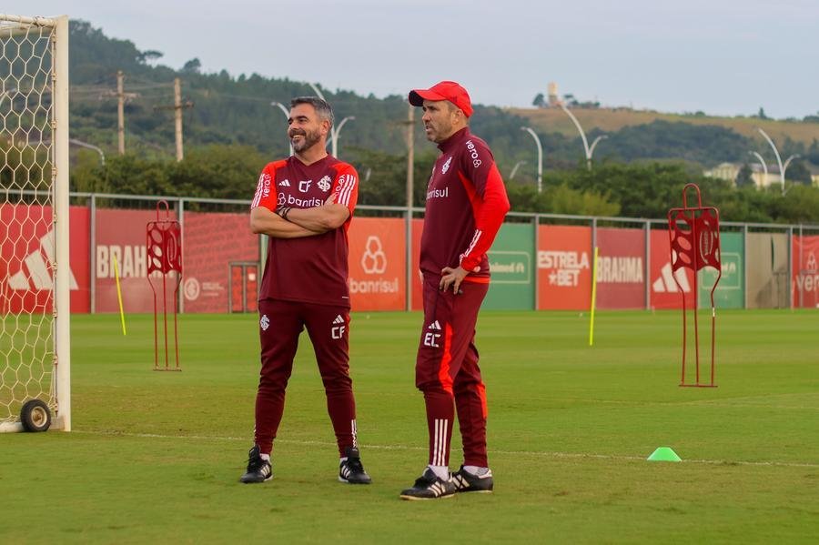 Eduardo Coudet, junto com o analista de desempenho, Carlos Fern&aacute;ndez, observa o treino de sexta-feira
