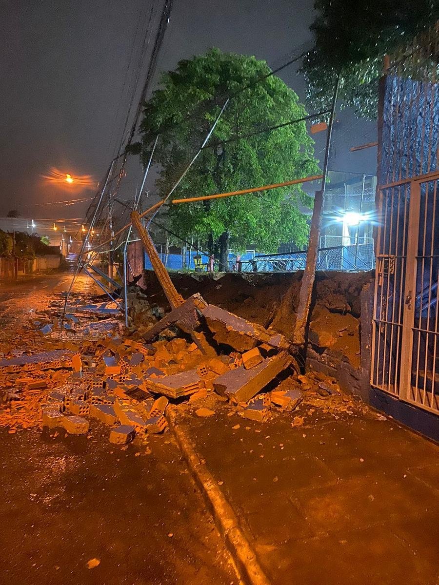Um muro desabou no bairro Fi&atilde;o, em S&atilde;o Leopoldo, mas ningu&eacute;m ficou ferido