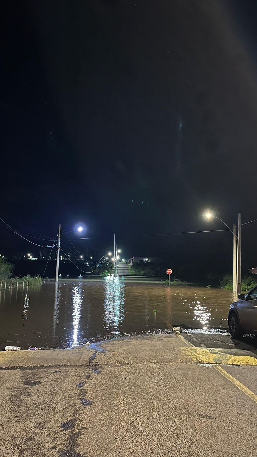 A cheia do Rio Quara&iacute; interditou ruas