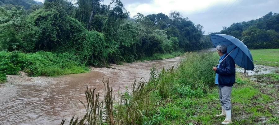 Imagens mostram &aacute;gua avan&ccedil;ando por estrada na regi&atilde;o