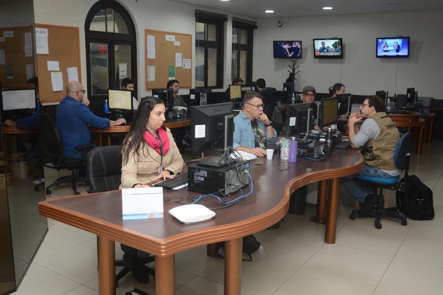 Reda&ccedil;&atilde;o da R&aacute;dio Gua&iacute;ba de Porto Alegre a pleno