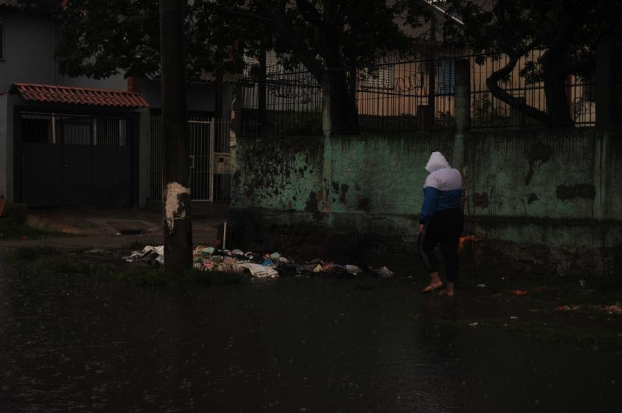 Porto Alegre tem regi&otilde;es alagadas por conta da chuva