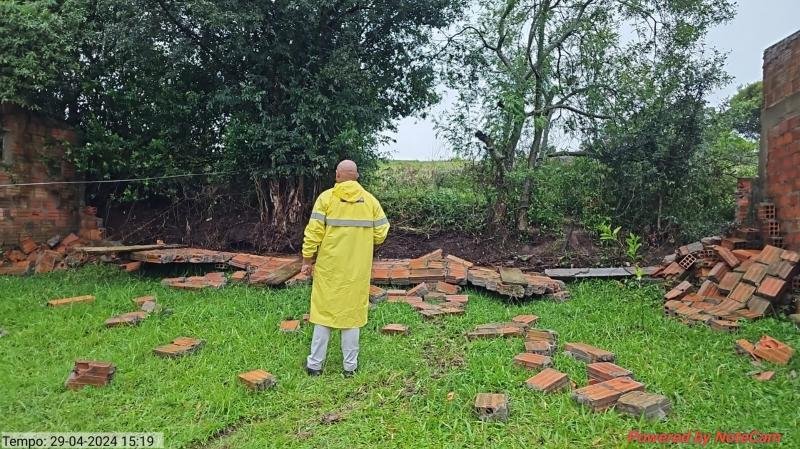 Muro cai ap&oacute;s chuva em Cachoeira do Sul