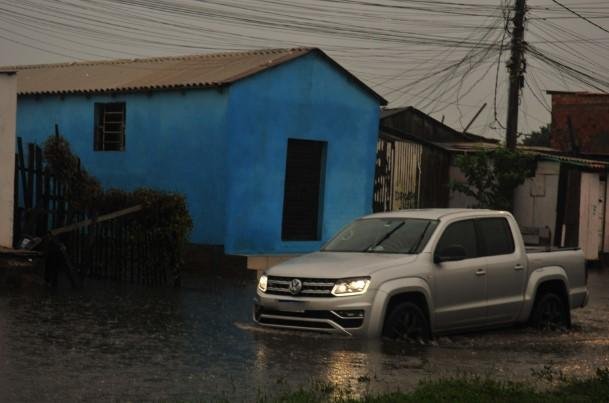 Porto Alegre enfrenta problemas no tr&acirc;nsito devido &agrave;s fortes chuvas