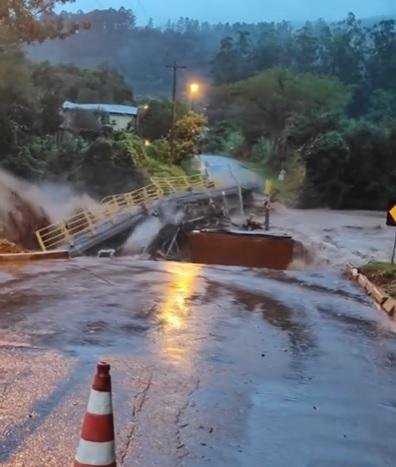Ponte &eacute; arrastada pela for&ccedil;a das &aacute;guas em Santa Tereza