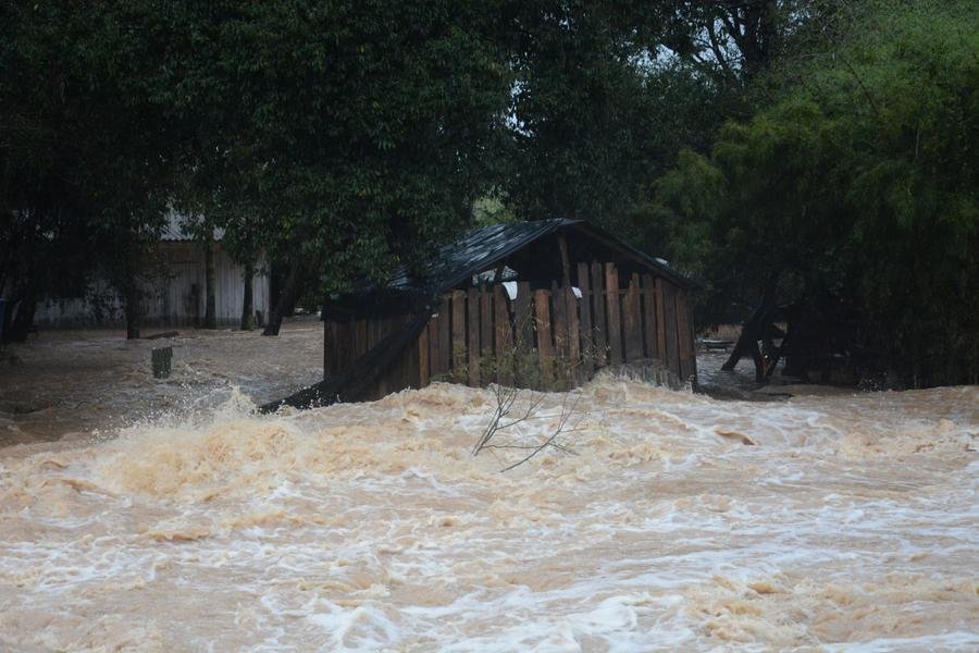 Pelo menos 10 ind&iacute;genas ficaram desabrigados ap&oacute;s enchente na encosta da BR-290.