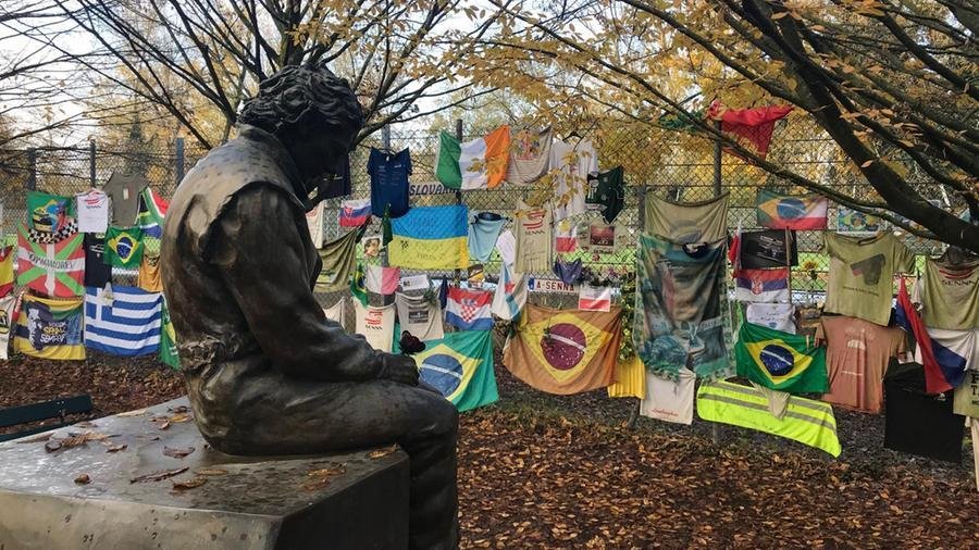 Est&aacute;tua de Senna recebe homenagens ao longo dos anos