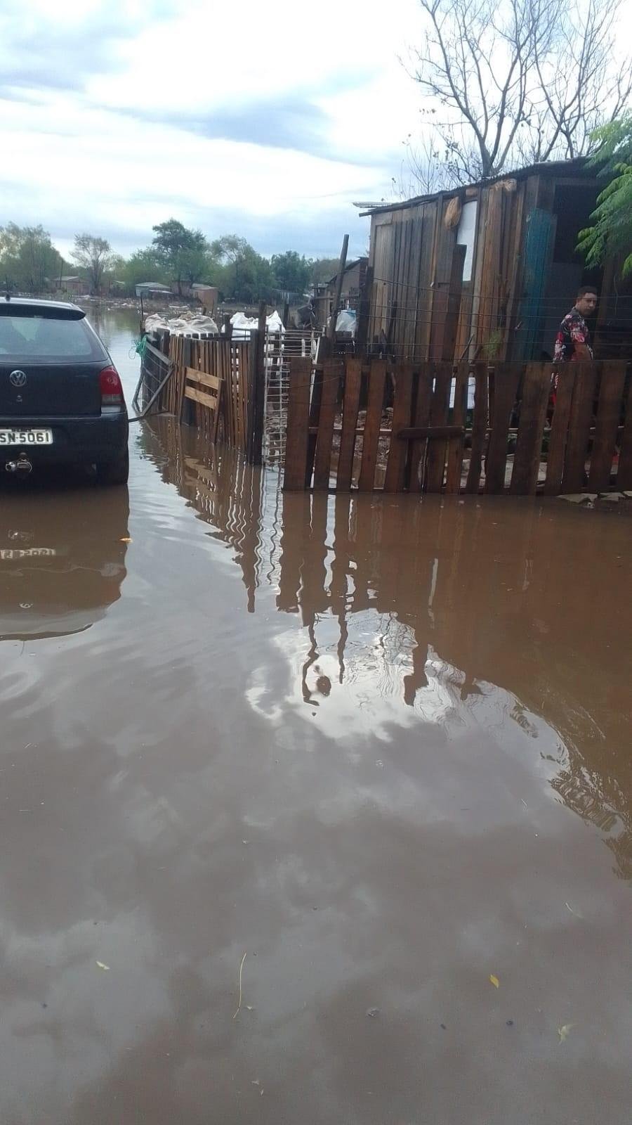A &aacute;gua do rio Ibirapuit&atilde; invadiu casas e ve&iacute;culos
