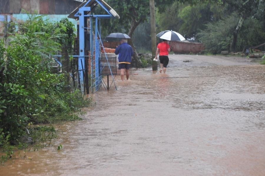 &Aacute;gua j&aacute; invade casas na Ilhas do Marinheiros, em Porto Alegre