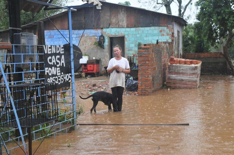 Na Ilha Grande dos Marinheiros, a &aacute;gua invade as casas
