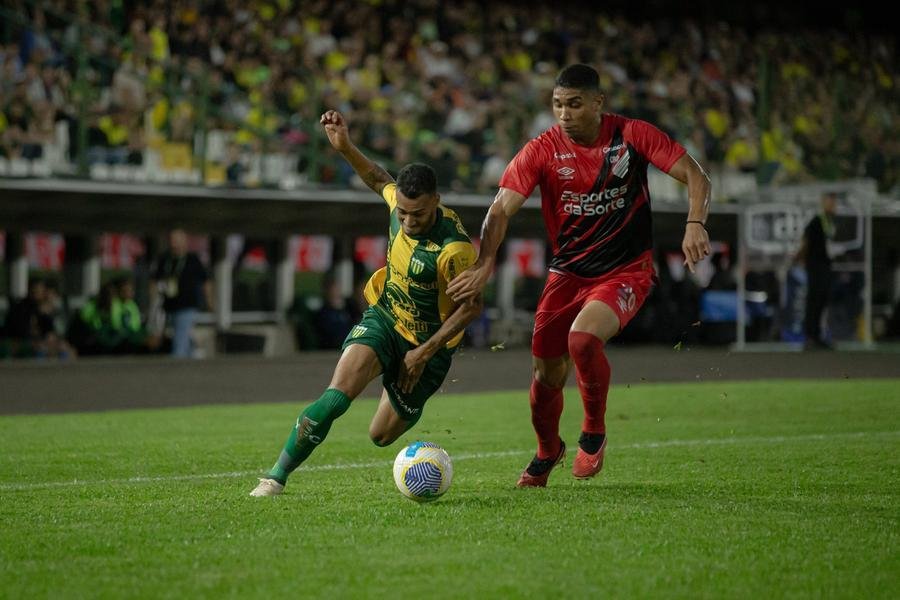 Ypiranga fez dois gols nos acr&eacute;scimos e venceu os paranaenses
