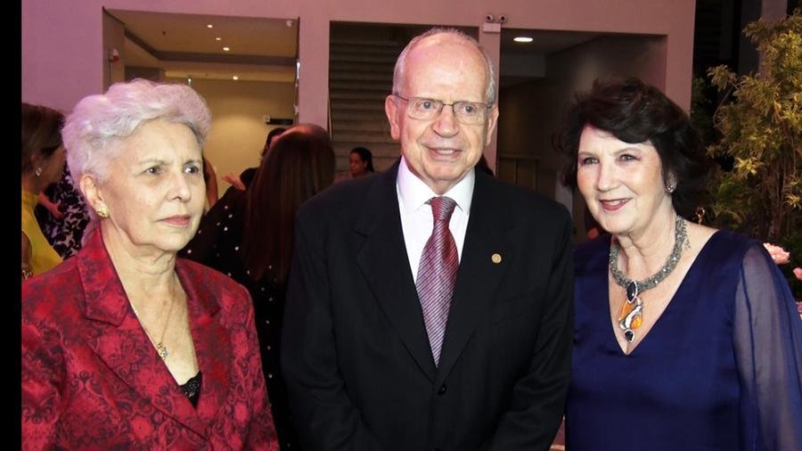 Solange e Alfredo Englert, provedor da Santa Casa, com  Nelma Wagner Gallo, no jantar de comemora&ccedil;&atilde;o dos 70 anos da Liga
