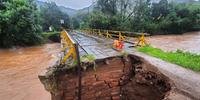 Parte da ponte de acesso à Padilha Velha, em Taquara, foi destruída pela enxurrada