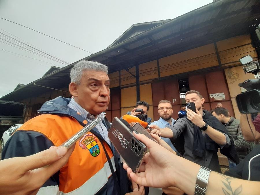 Prefeito Sebasti&atilde;o Melo falou com imprensa ap&oacute;s fechamento de comporta