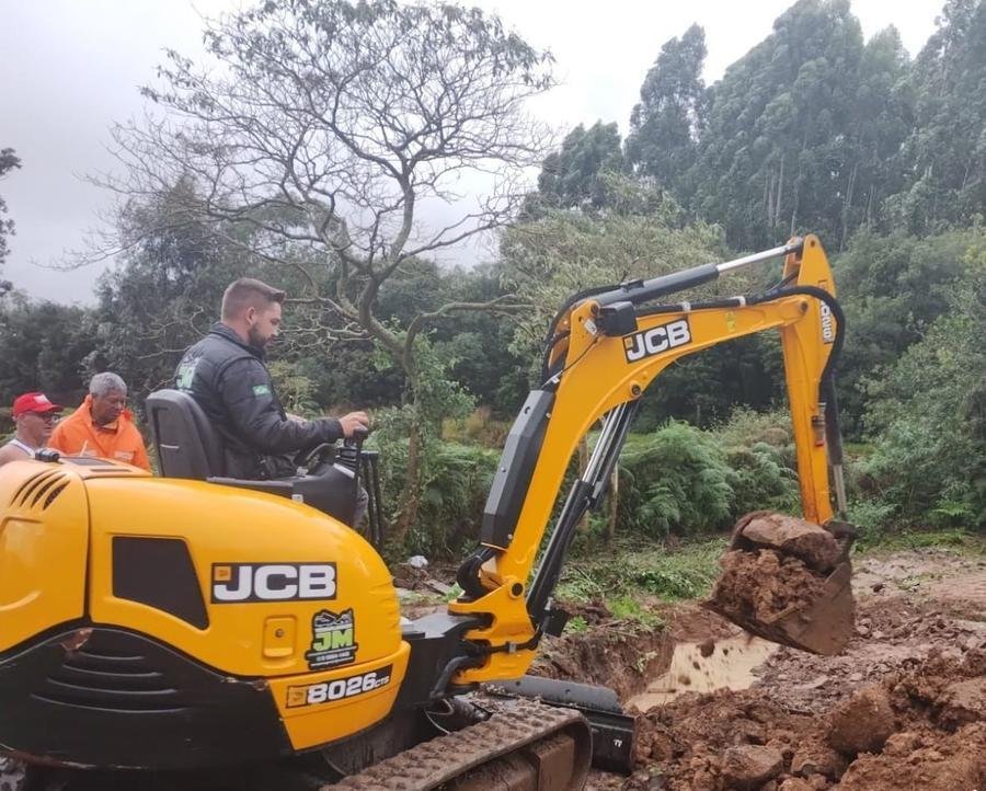 A Secretaria de Obras do munic&iacute;pio utilizou uma retroescavadeira no bairro Integra&ccedil;&atilde;o para abrir uma valeta e evitar que a &aacute;gua chegasse &agrave;s casas.