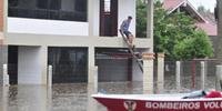 Morador de São Jerônimo é resgatado pelos bombeiros em razão da inundação na cidade