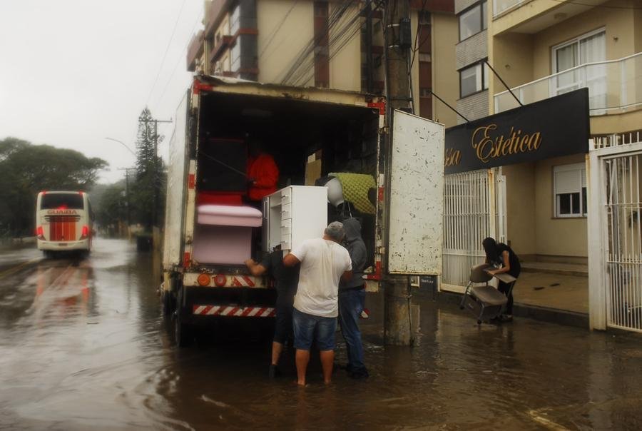 Est&eacute;tica preferiu se mudar do que permanecer na avenida que j&aacute; est&aacute; alagada