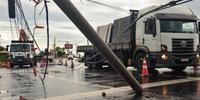 Parte da avenida Manoel Elias fica bloqueada para trabalho da CEEE Equatorial após uma colisão de carro que derrubou postes na via