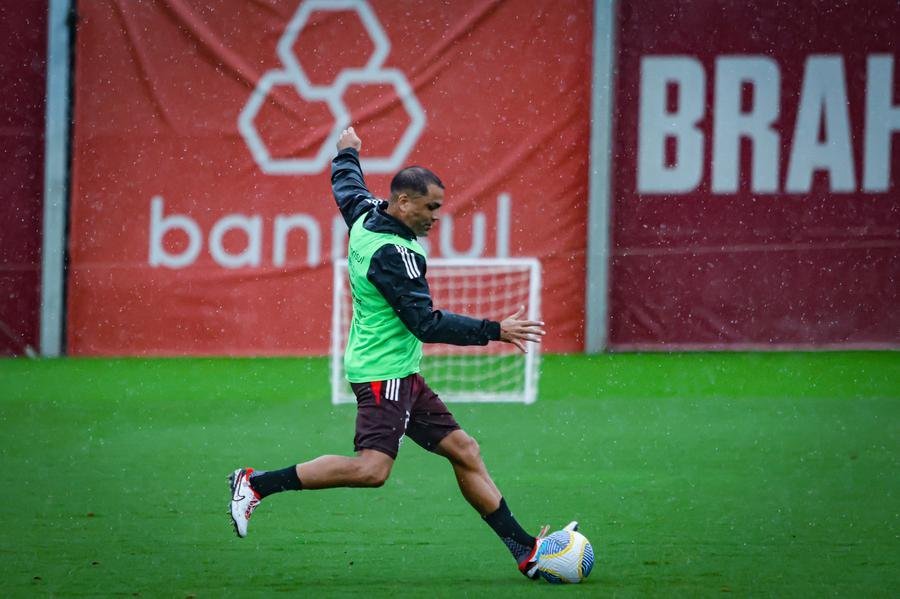 Gabriel Mercado treina sob chuva no CT Parque Gigante