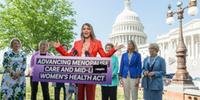 Halle Berry (de vermelho), ao lado de senadoras, aborda o tema da menopausa nos EUA