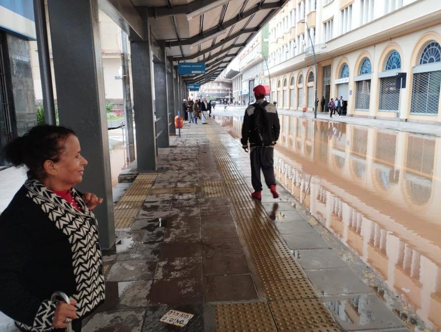 Centro de Porto Alegre ficou inundado na manh&atilde; desta sexta-feira