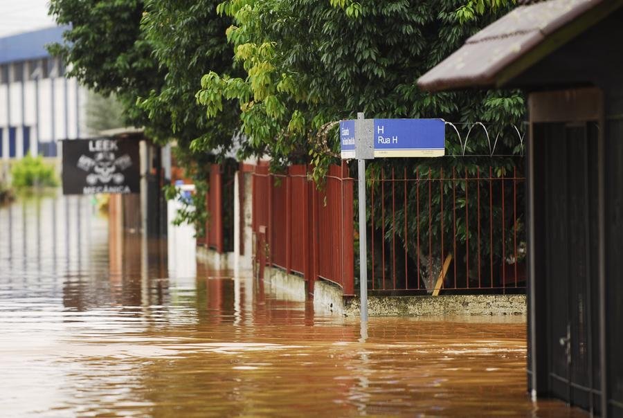 Centro de Eldorado do Sul, com n&iacute;vel da &aacute;gua avan&ccedil;ando muito rapidamente