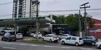 Motoristas já formam filas de veículos em postos de combustíveis temendo o desabastecimento de combustíveis em Porto Alegre
