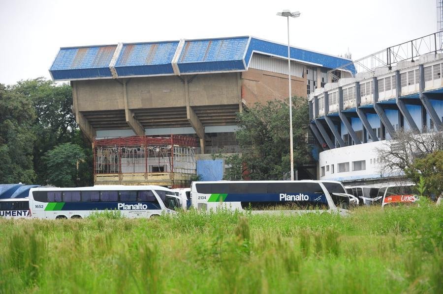 &Ocirc;nibus das empresas Planalto e Unesul foram deslocados para o p&aacute;tio do Est&aacute;dio Ol&iacute;mpico devido ao alagamento em suas garagens
