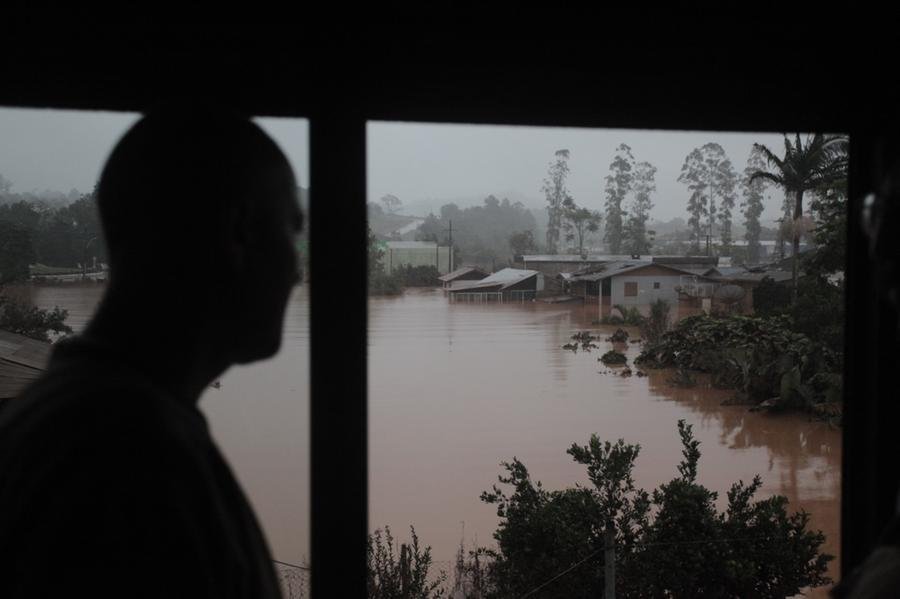 Moradias est&atilde;o cercadas por &aacute;gua em Cruzeiro do Sul