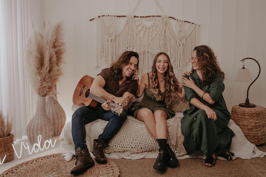 A m&uacute;sica fala de relacionamentos, aludindo &agrave; valsa da vida, onde n&atilde;o &eacute; preciso talento para dan&ccedil;ar a dois, mas apenas boa vontade e disposi&ccedil;&atilde;o de acertar