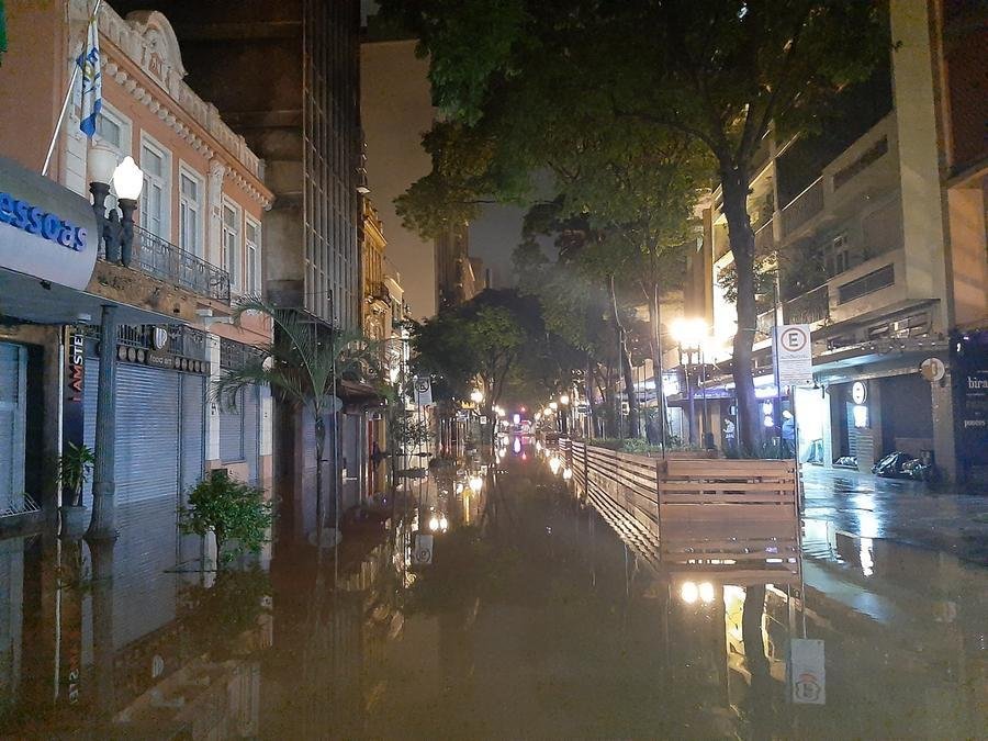 Ruas de Porto Alegre est&atilde;o alagadas