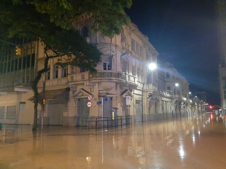 Pr&eacute;dio do Correio do Povo e da R&aacute;dio Gua&iacute;ba cercado pelas &aacute;guas na rua Caldas J&uacute;nior