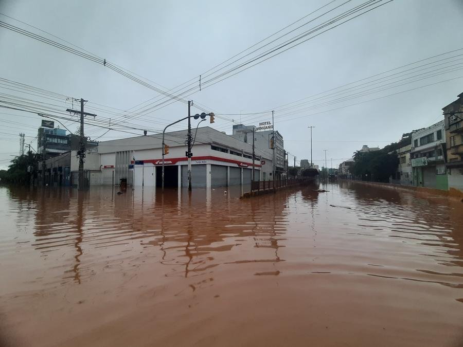 Alagamento na avenida Farrapos, em Porto Alegre