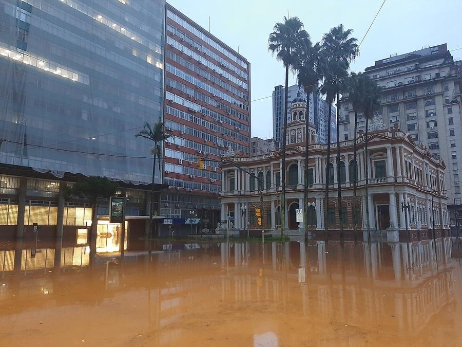Pa&ccedil;o Municipal, uma das sedes da Prefeitura, foi ele pr&oacute;prio afetado pelas enchentes
