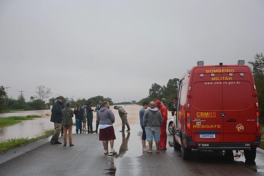 Em Eldorado do Sul, equipes de seguran&ccedil;a auxiliam no bloqueio do acesso para as pontes do Gua&iacute;ba