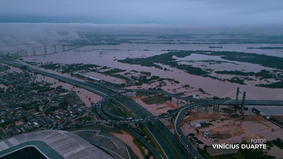 Imagem a&eacute;rea de Porto Alegre mostra alagamentos que impedem acesso &agrave;s pontes do Gua&iacute;ba