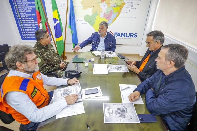 Ministro Paulo Pimenta durante a primeira reuni&atilde;o da sala de governo estabelecida em Porto Alegre