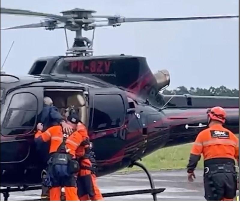 Em alguns momentos seis helic&oacute;pteros, entre militares e civis, fizeram os voos de resgate