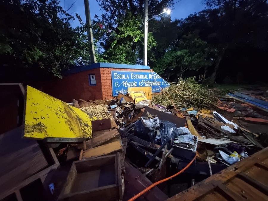 Muro e cerca externos da&nbsp;escola despencaram e grande parte do material, perdida