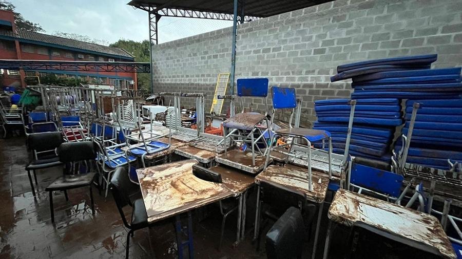 Mais de 400 mil alunos foram diretamente atingidos pela perda de aulas durante o per&iacute;odo das enchentes, em 2024