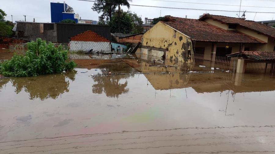 No bairro Novo Esteio, &aacute;gua bate no telhado das casas