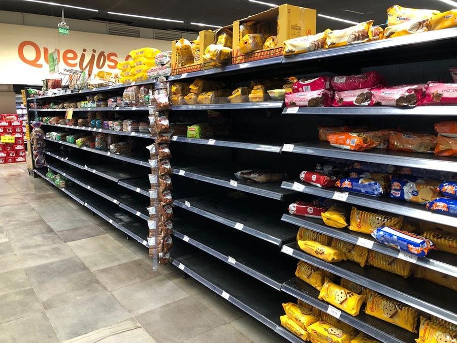 Em um supermercado na rua da Rep&uacute;blica, na Cidade Baixa, foi poss&iacute;vel ver prateleiras vazias