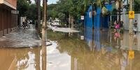 Inundações fecham ruas e avenidas de Porto Alegre