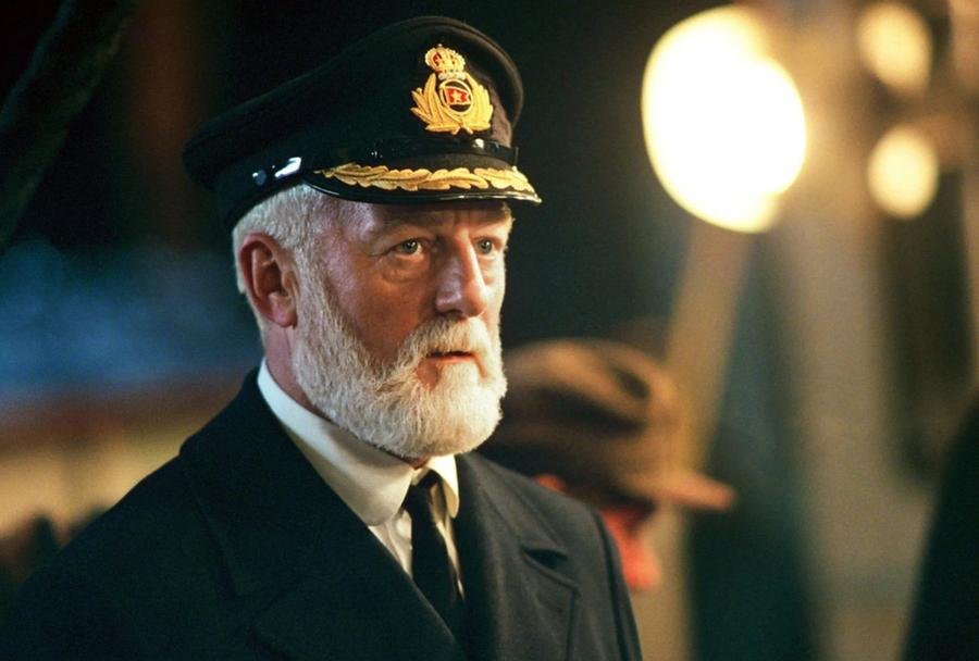 Ator Bernard Hill como o capit&atilde;o do navio no filme 'Titanic'