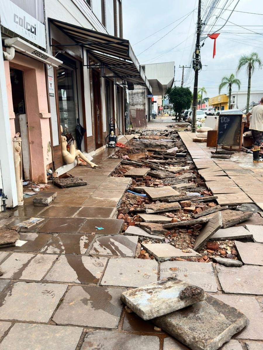 Moradores precisam de doa&ccedil;&otilde;es de &aacute;gua pot&aacute;vel, cestas b&aacute;sicas, material de higiene e limpeza, toalhas de banho, roupas de cama, colch&otilde;es e vestu&aacute;rio