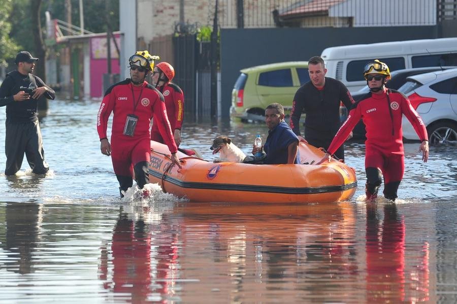 Porto Alegre permanece alagada