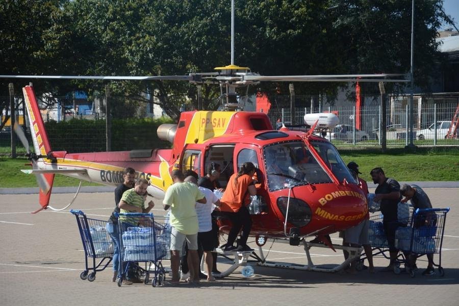 Helic&oacute;pteros levam mantimentos a locais ilhados em Eldorado do Sul a partir do estacionamento da Havan de Gua&iacute;ba