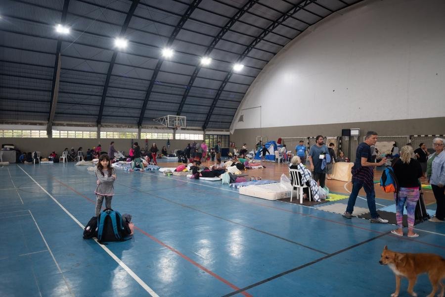 Desde o &uacute;ltimo s&aacute;bado (4/5), o gin&aacute;sio da Escola de Educa&ccedil;&atilde;o F&iacute;sica, Fisioterapia e Dan&ccedil;a da Ufrgs est&aacute; acolhendo pessoas desabrigadas; aulas da institui&ccedil;&atilde;o seguem suspensas at&eacute; a pr&oacute;xima sexta-feira (10/5)