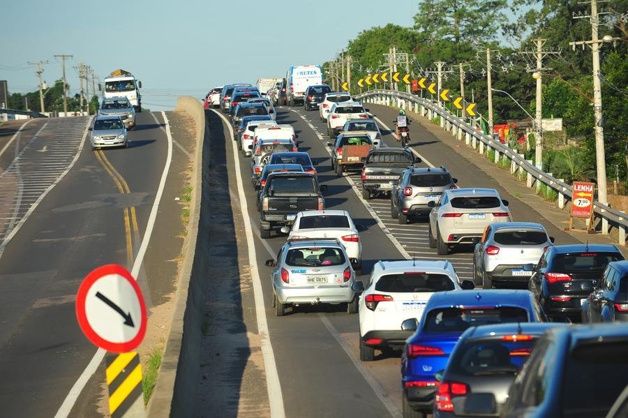 Movimento na sa&iacute;da para o Litoral pela RS 040