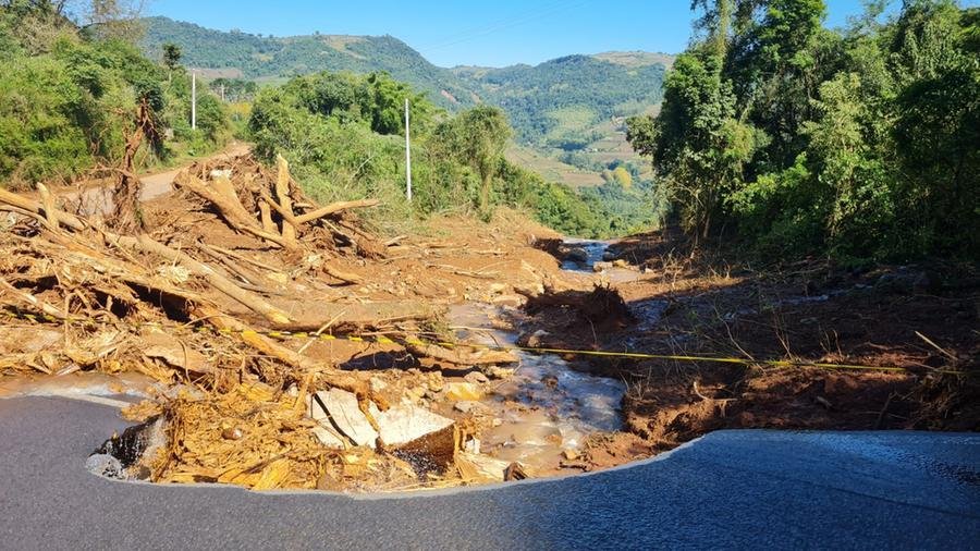 Volunt&aacute;rios e Bombeiros atuam em 15 frentes nas buscas